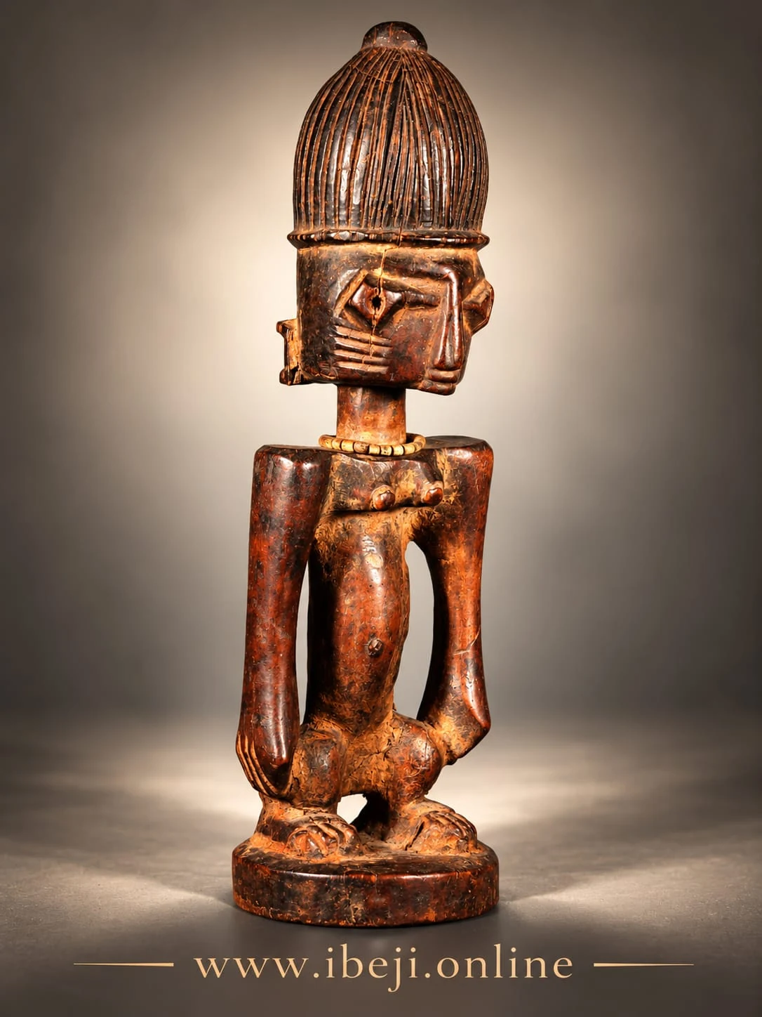 Figura Ibeji de frente, con cofia alta estriada, brazos junto al torso y pedestal circular