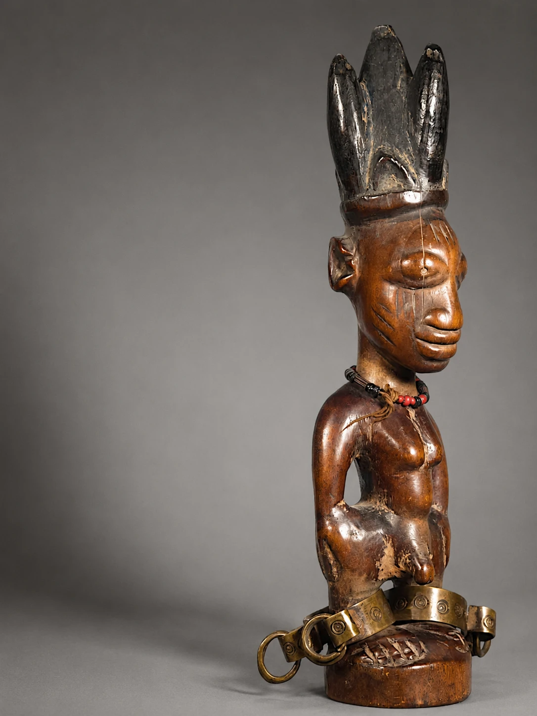 Figura Ibeji de madera patinada, con cofia elevada y adornos metálicos